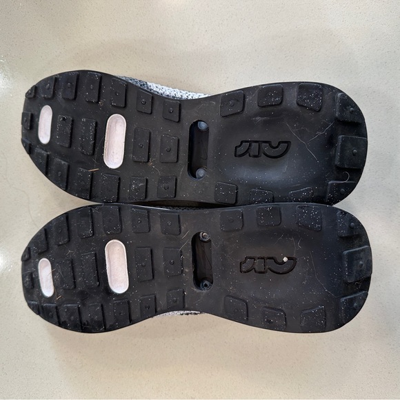 Nike Air Max Flyknit Racer - Picture 4 of 8